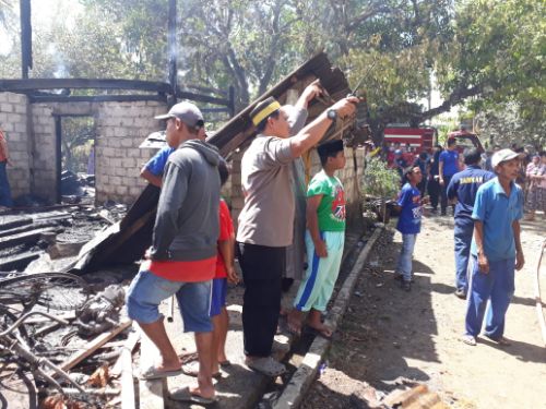 Begini Reaksi Cepat Kapolsek Ma’rang Bersama Personilnya Datangi TKP Kebakaran