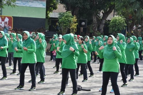 Kebersamaan Ibu-ibu Persit Kodim 1407 Gelar Senam Bareng Balakrem