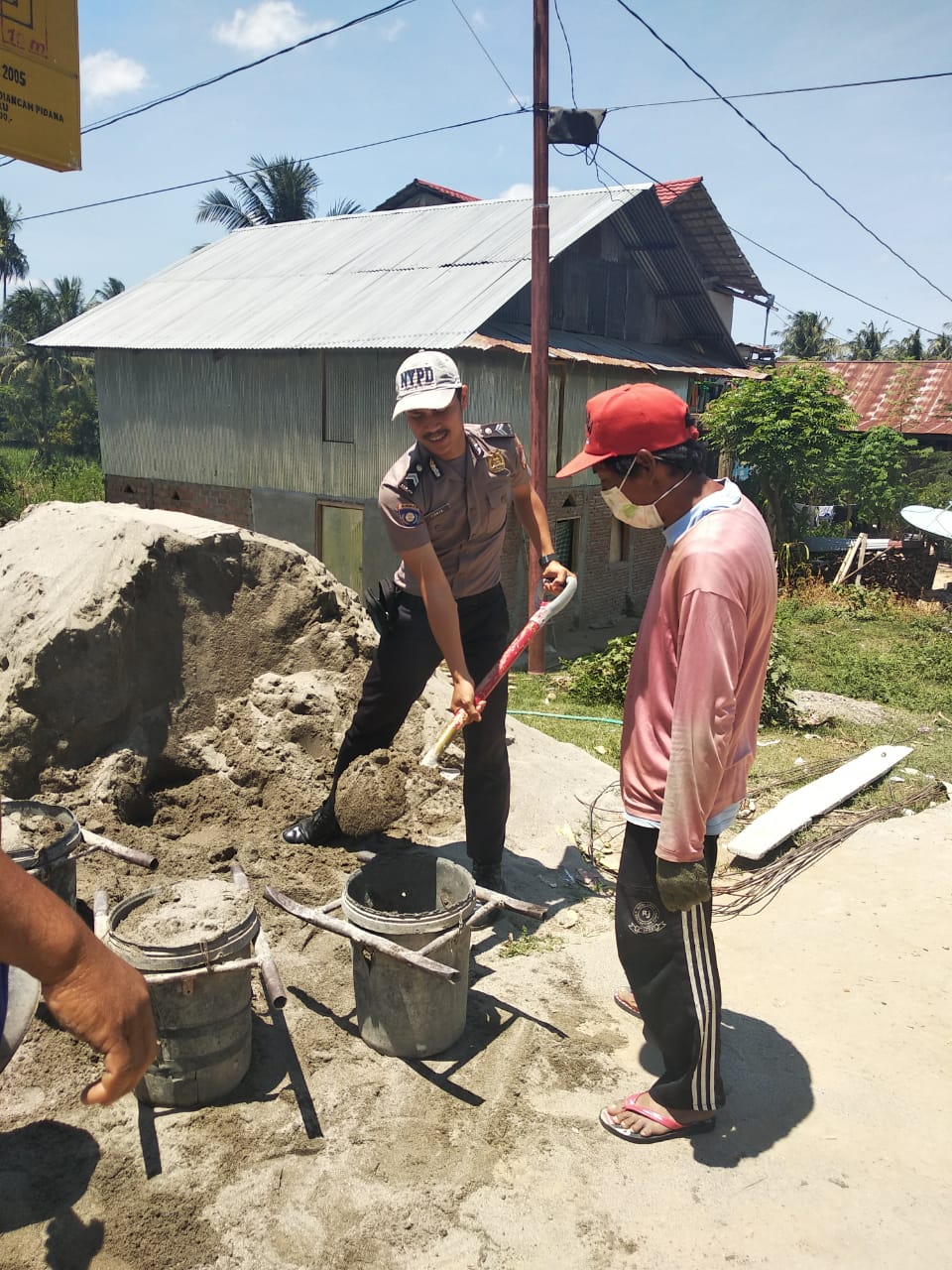 Bhabinkamtibmas Desa Temban, Polsek Enrekang Awasi Pembangunan Kantor Desa