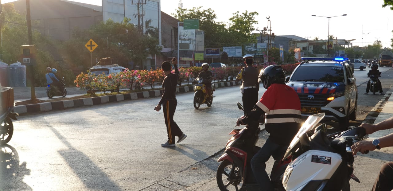 Sore ini, Kapolres Pangkep Turun Langsung ke Jalan Pengaturan Arus Lalin