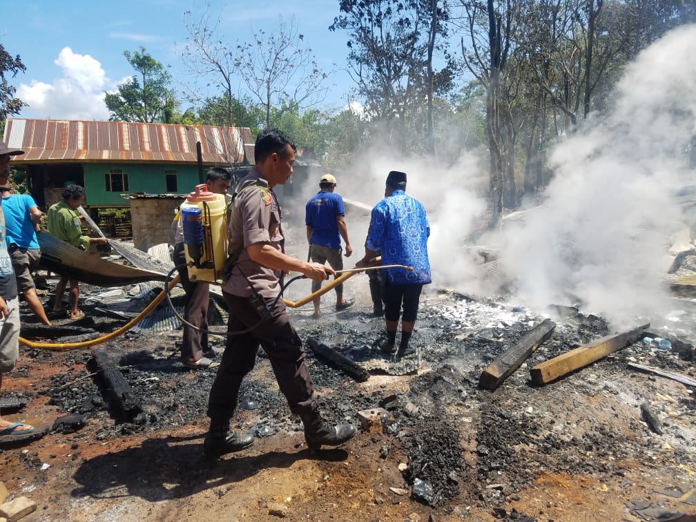 Aksi Kapolsek Tondong Tallasa Turun Langsung ke Lokasi Kebakaran Rumah Warga