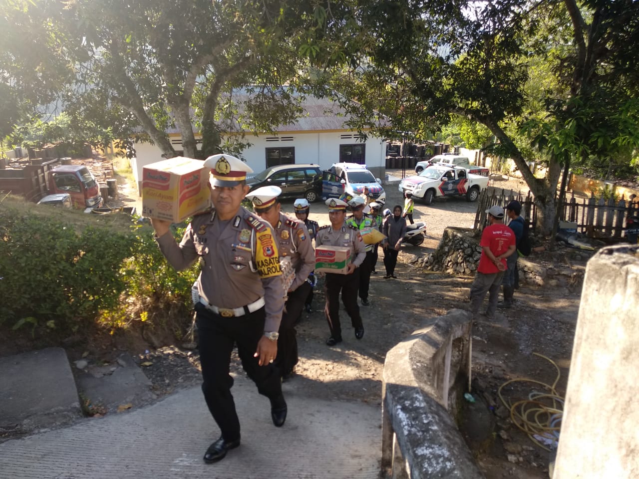 HUT Lantas Ke 64, Satlantas Polres Enrekang Gelar Anjangsana Beri Bantuan Warga Kurang Mampu