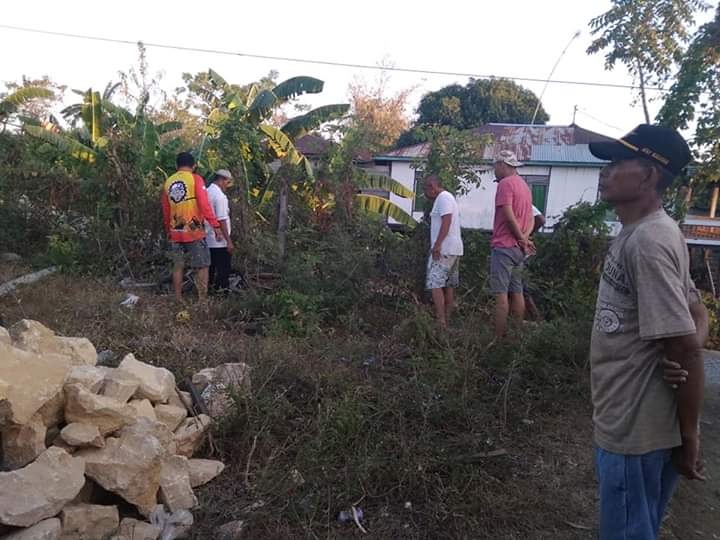 Tampak warga bersama anggota TPK Desa Batuputeh sedang mempersiapkan lokasi kegiatan pembangunan posyandu dan paud di Desa Batuputeh belum lama ini.