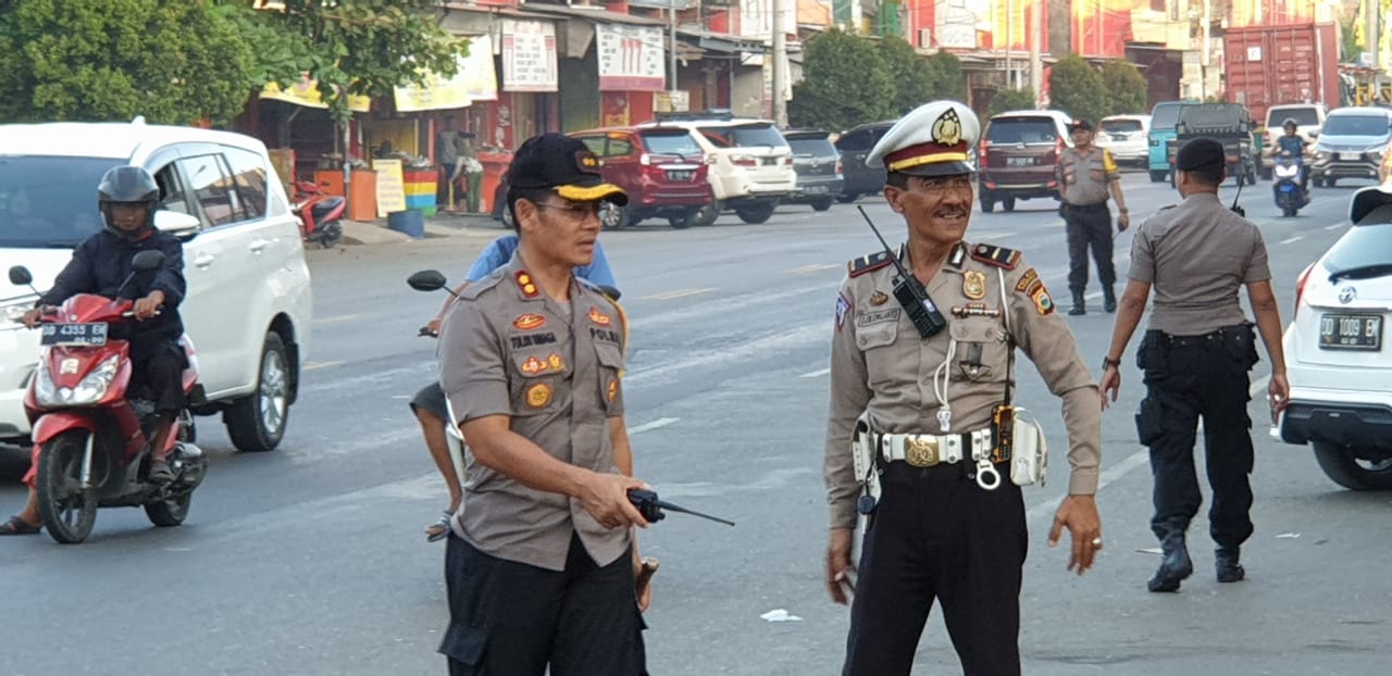 Begini Keseharian Kapolres Pangkep Bantu Personel Mengatur Arus Lalu Lintas