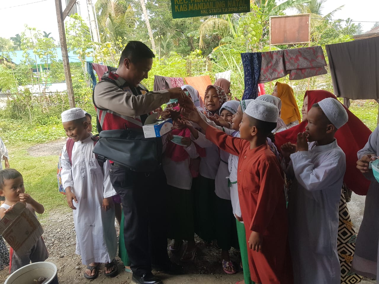 Bhabinkamtibmas Polres Madina Bagikan Masker Gratis pada Warga Desa Adianjior