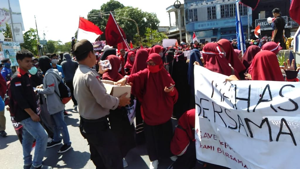 Berbaur bersama Demonstran, Personil Polres Sidrap Bagi-bagi Air Mineral