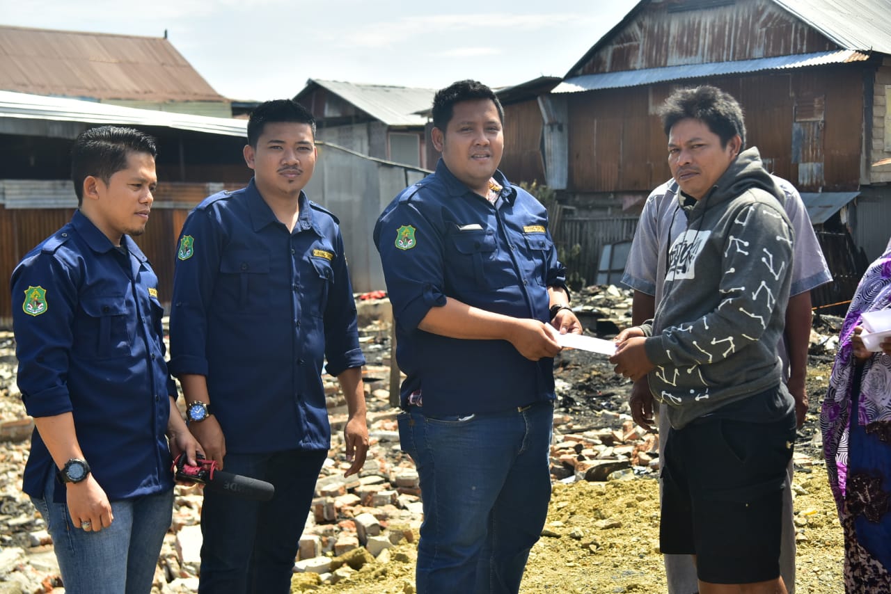 Karang Taruna Sidrap Bantu Korban Kebakaran Di Lautang Benteng