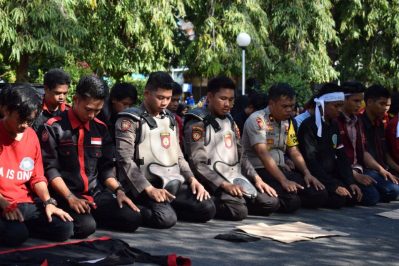 Subhanallah, Mahasiswa dan Aparat Polres Sidrap Shalat Bareng Di Jalan Raya