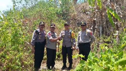 Luar Biasa, 2 Kapolres Saling Bahu Membahu Padamkan Api dengan Alat Seadanya