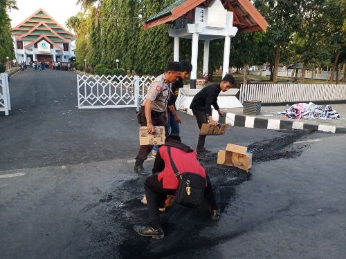 Hanya Unras di Sidrap, Mahasiswa dan Polisi Bersihkan Sampah Pasca Demo