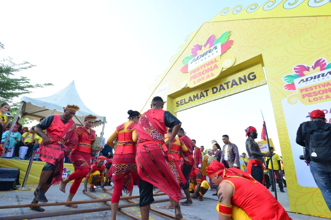 Gubernur Sulsel Lepas Peserta Karnaval Festival Pesona Lokal