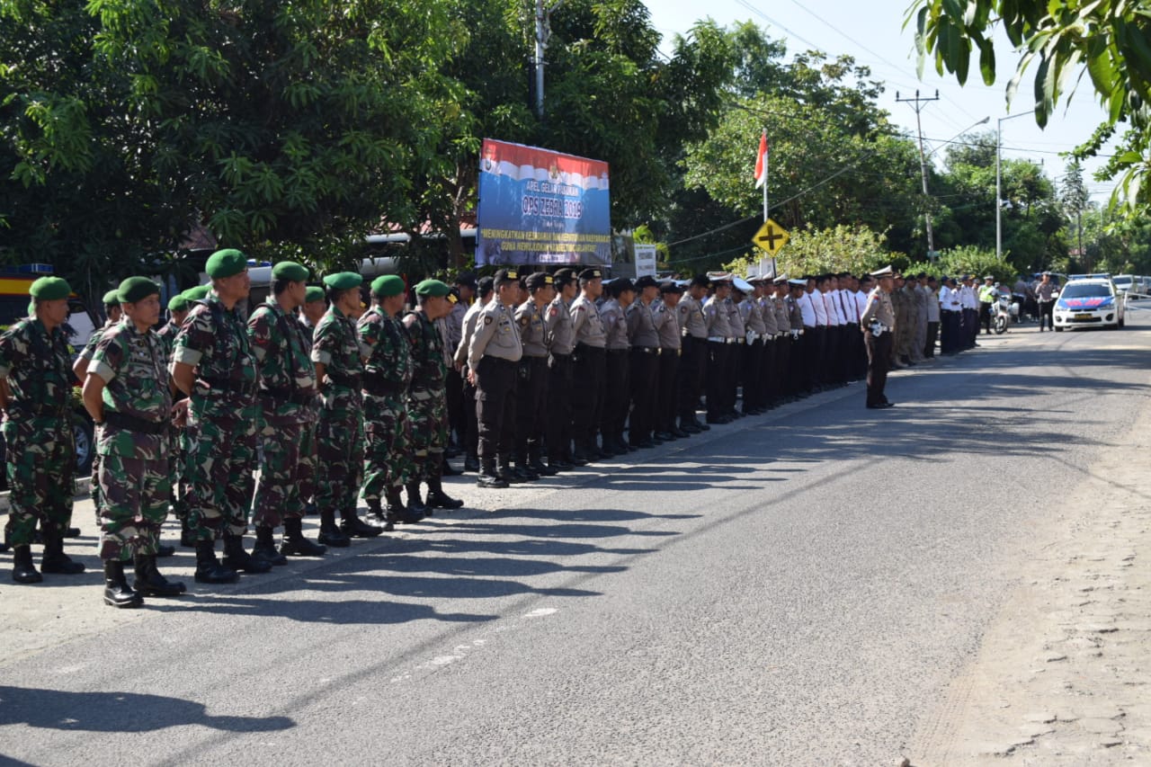 Ketfot : Tampak aparat gabungan TNI POLRI dalam Apel Gelar Ops Zebra 2019 Rabu (23/10) di Mapolres Barru.