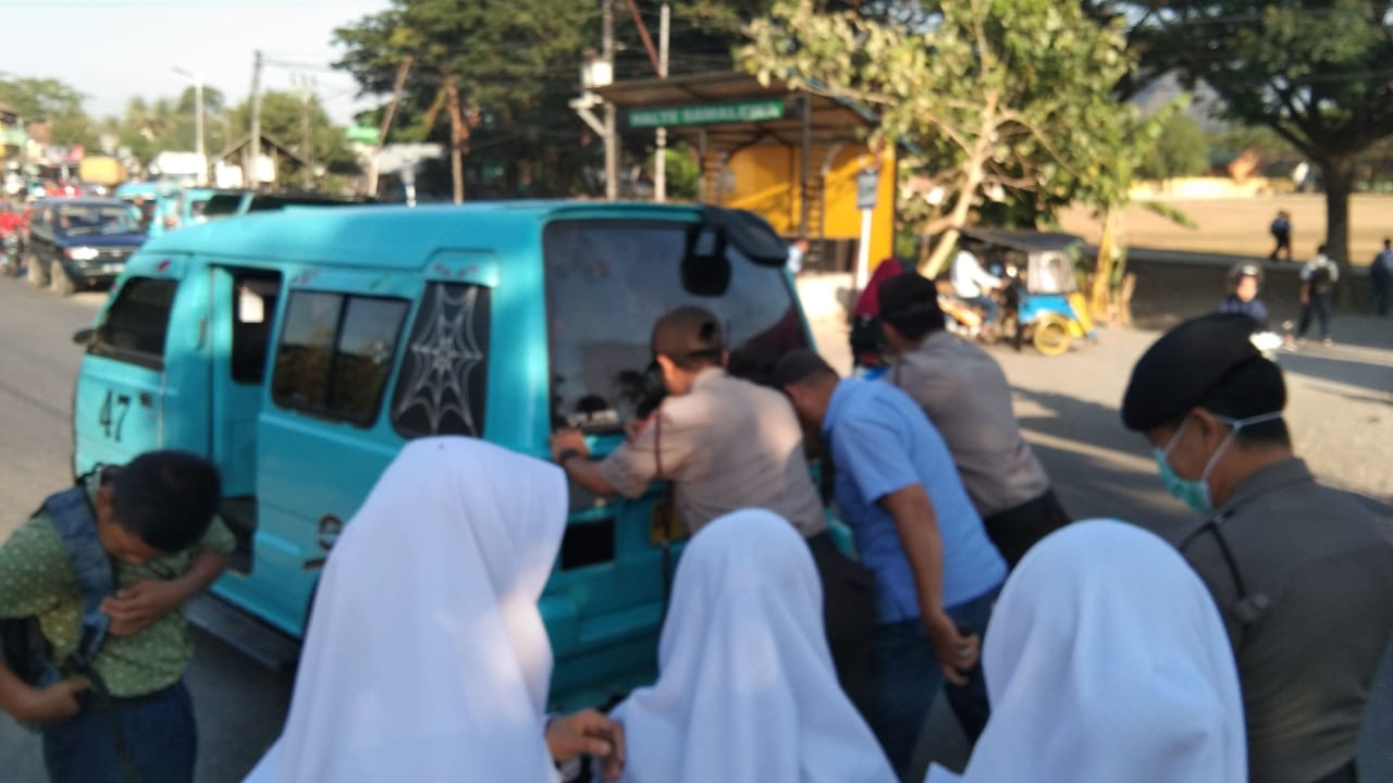 Dapati Mobil Mogok Di Jalan, Begini Reaksi Kapolsek Bungoro