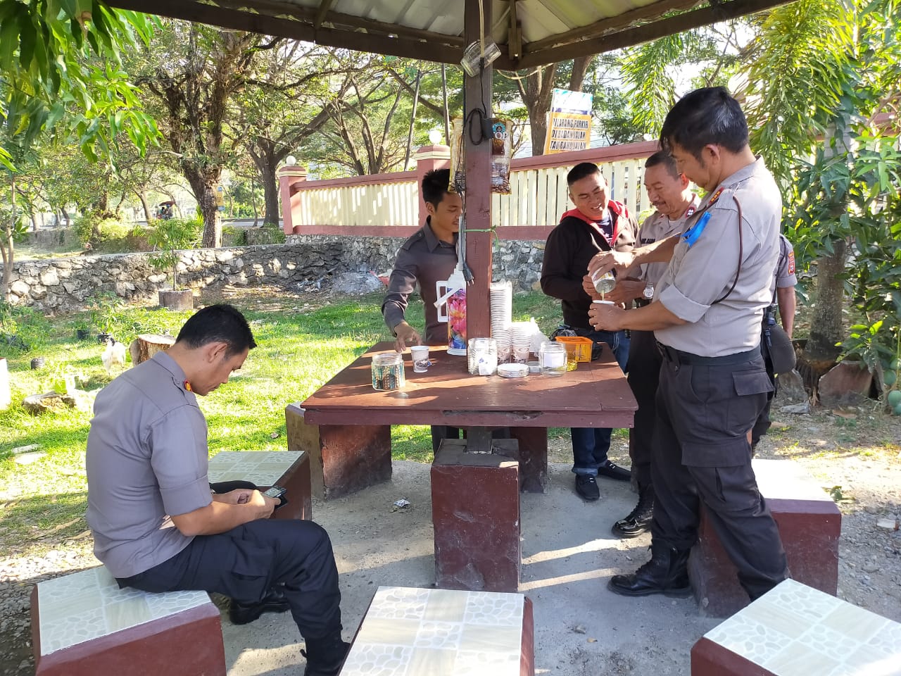 Ngopi Bareng di Gazebo Bungoro Cara Kapolres Pangkep Akrab dengan Anak Buahnya