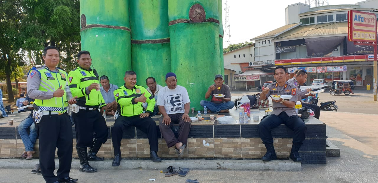 Jalin Keakraban, Kapolres Bawa Kopi dan Nasi Kuning untuk Tukang Bentor