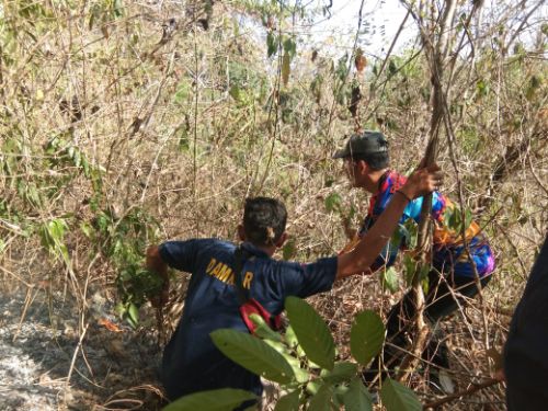 Aku Heroik Kapolres Pangkep Terjun Langsung Padamkan Api Karhutla