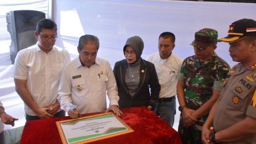 Pemkab Sidrap dan UPC Sidrap Bayu Energi Serah Terima Proyek TJSP