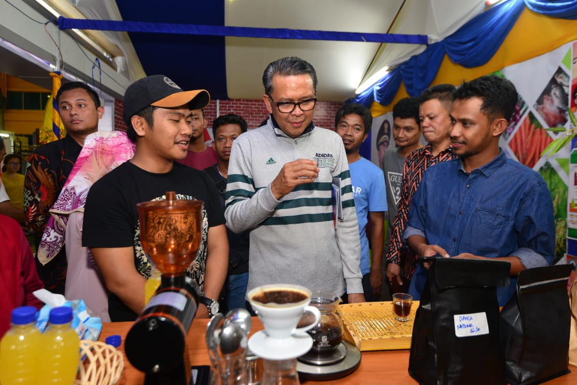 Tinjau Stan Pameran Sulsel Expo, Gubernur NA Senyum Sumringah