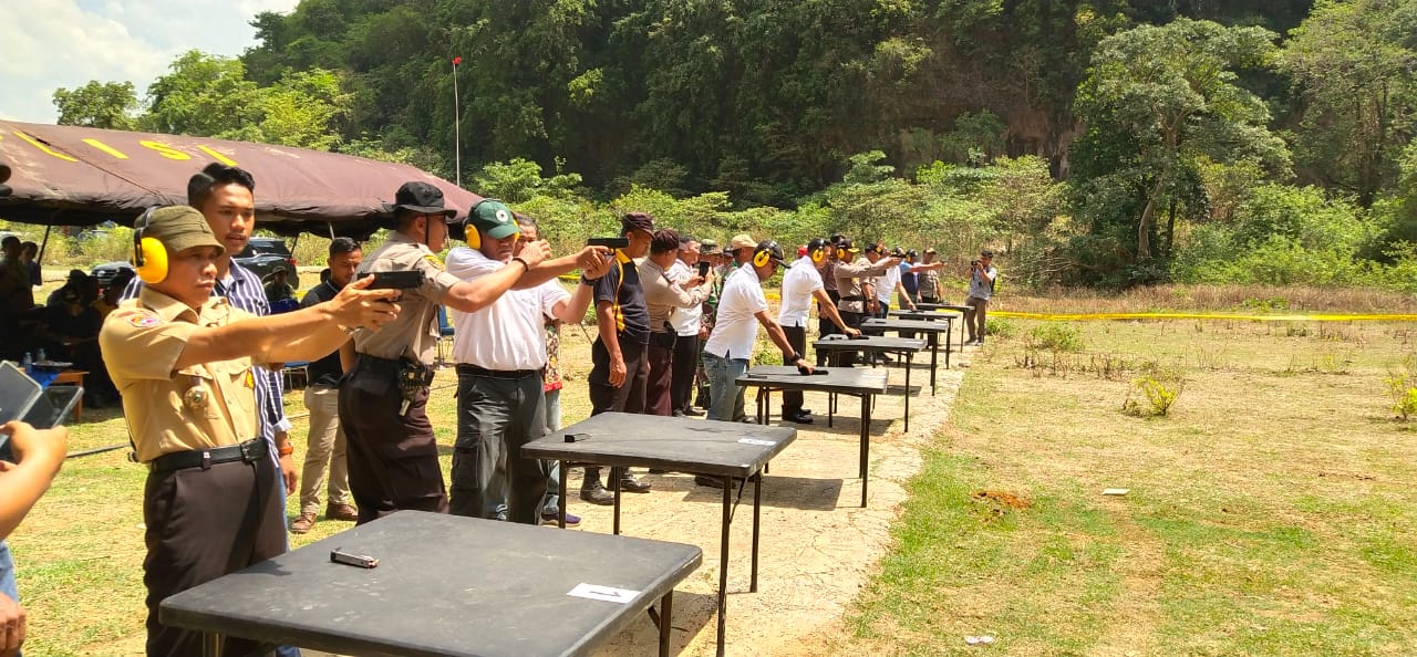 Tingkatkan Sinergi dan Pererat Silaturahmi, Kapolres Pangkep Ajak Forkopimda Latihan Menembak