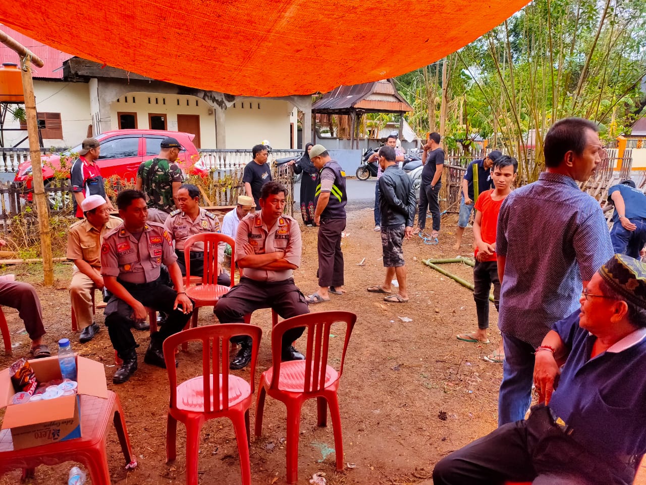 Turut Berduka Cita, Kapolsek Bungoro dan Kapolsek Minasatene Melayat di Rumah Duka