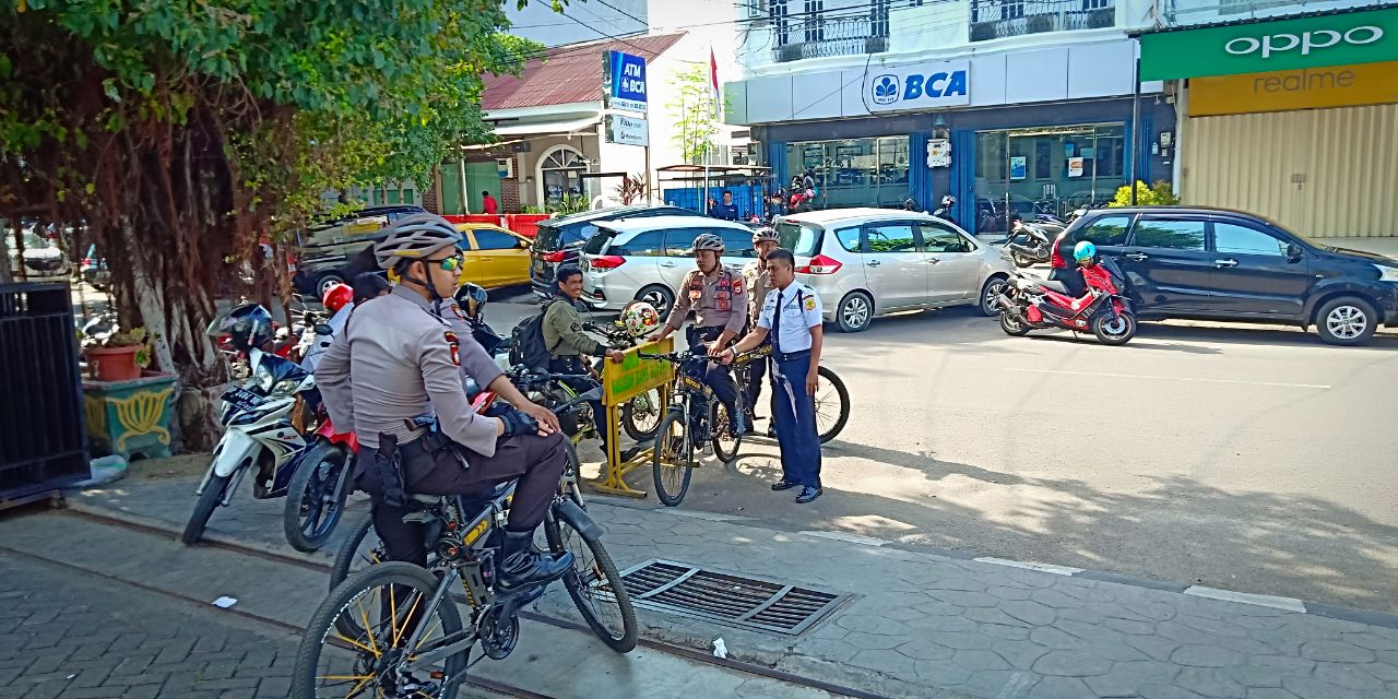 Patroli Dialogis Bersepeda Cara Personil Satuan Sabhara Polres Pare Temui Warga