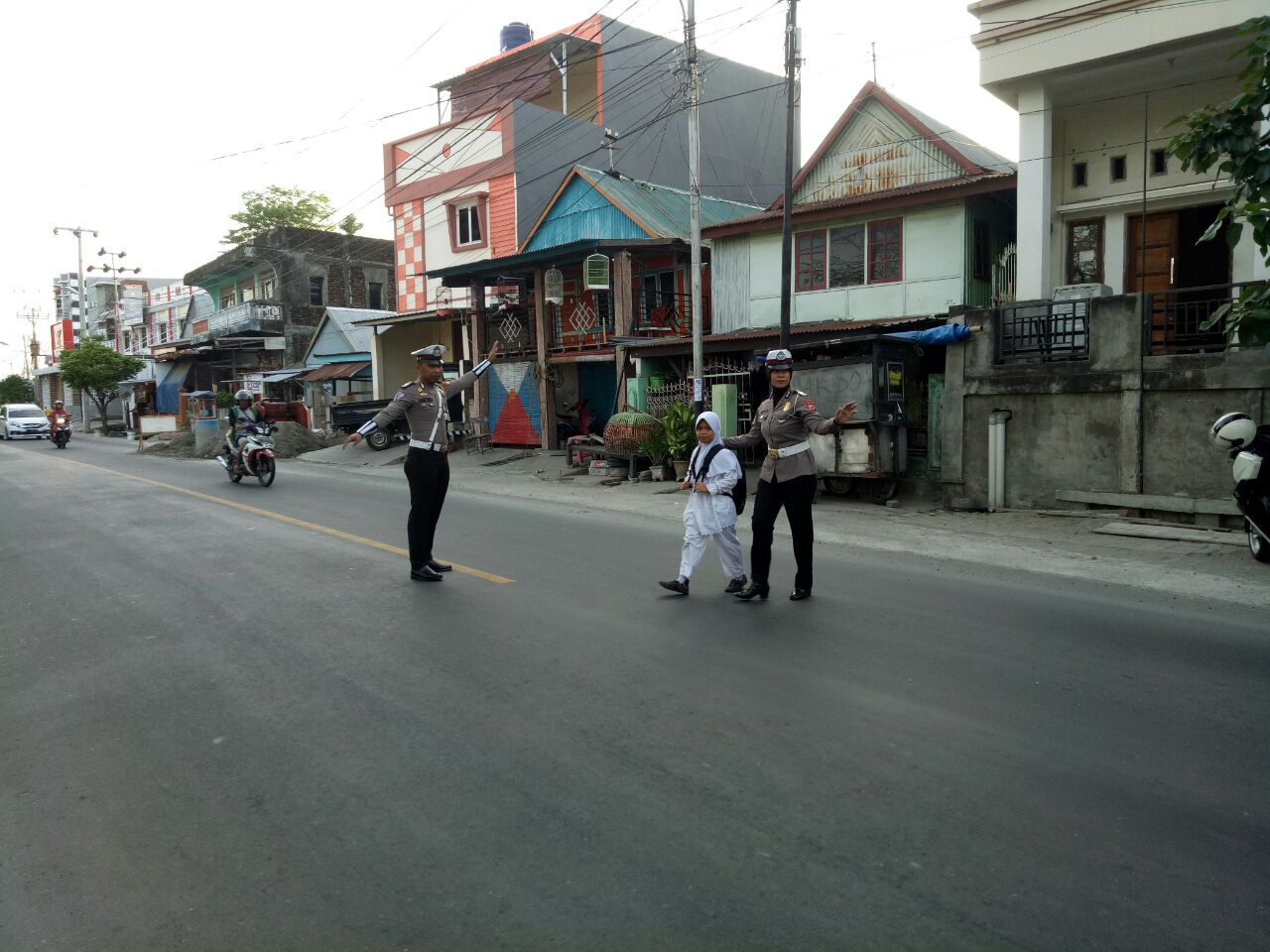 Polisi Bermasyarakat, Personil Lantas Polres Parepare Beri Pelayanan Baik Di Jalan Raya