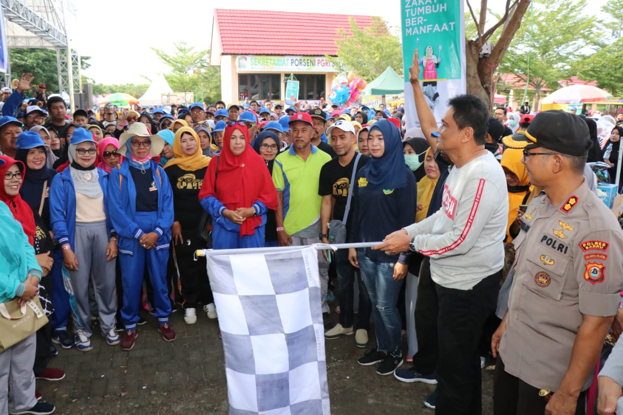 Puncak Hari Guru Nasional dan HUT PGRI Sulsel di Barru, Suardi Saleh Lepas Peserta Gerak Jalan Santai