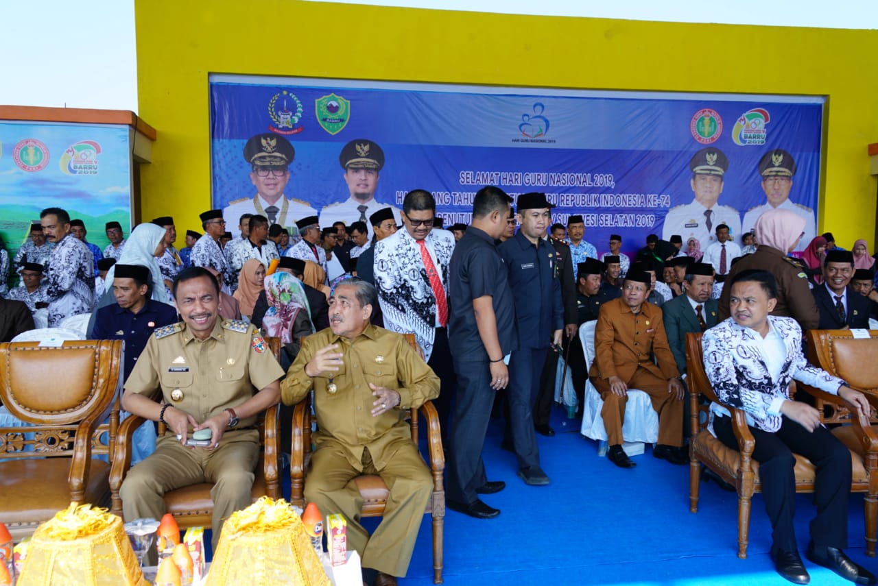 H. Dollah Mando Terima Penghargaan Pada Peringatan Hari Guru Nasional Di Barru