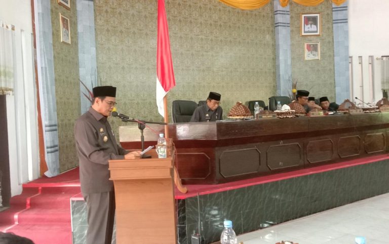 Ketafot : Tampak Bupati Barru Suardi Saleh memberikan sambutan terkait APBD Barru 2020.