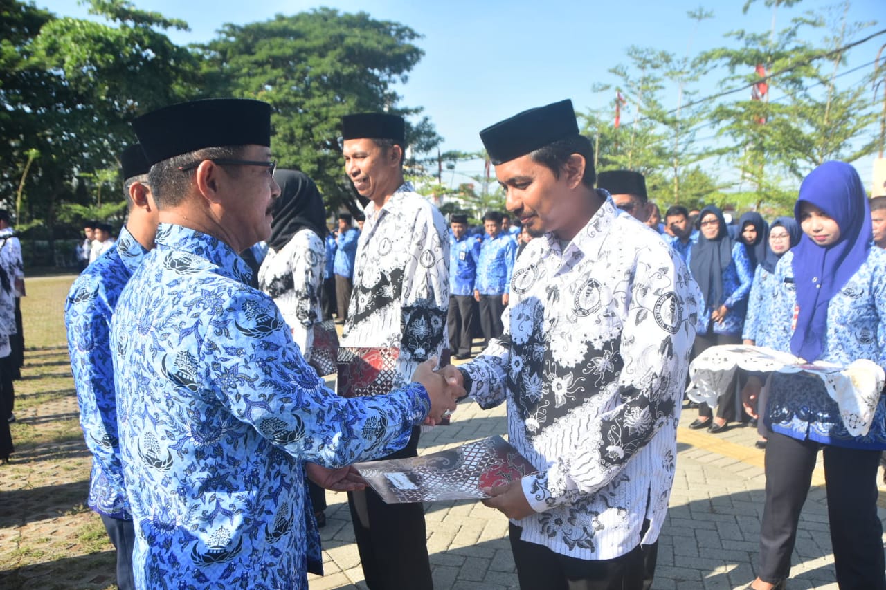 Guru Berprestasi Diberi Medali dan Piagam Penghargaan Oleh Pemkab Gowa