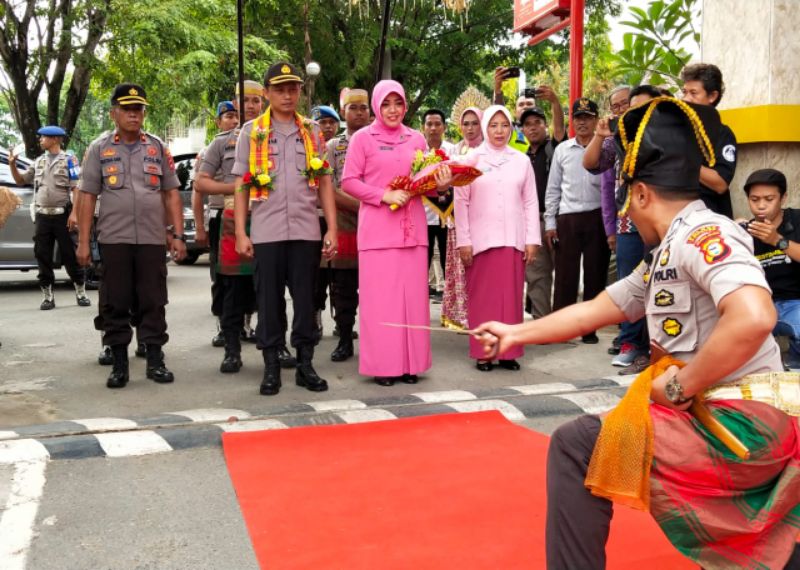 Tradisi Anggaru dan Tari Paduppa Sambut Hangat Kedatangan AKBP Ibrahim Aji di Pangkep