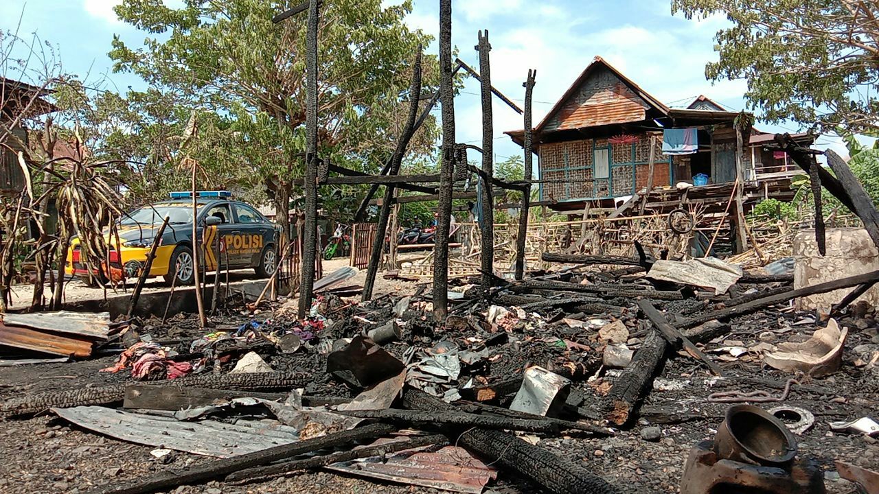 Si Jago Merah Amuk Rumah Warga di Buae, 4 Unit Damkar Dikerahkan