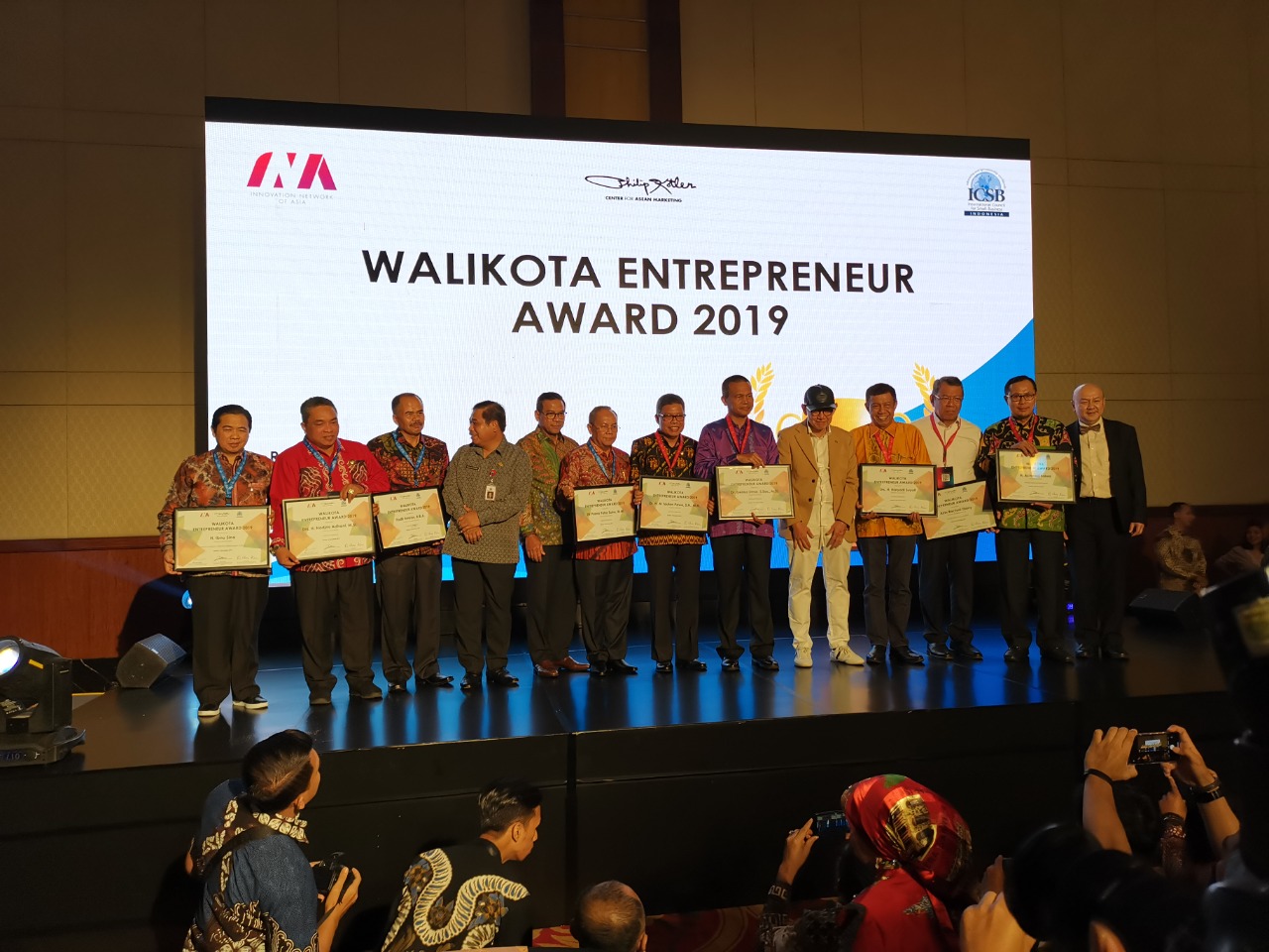 Taufan Pawe, Terima Penghargaan Walikota Entrepreneur Award 2019