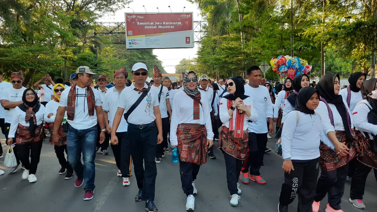 Didampingi Ketua Cabang Bhayangkari Pangkep, Kapolres Ikuti Jalan Sehat Dalam Rangka Hari Ibu