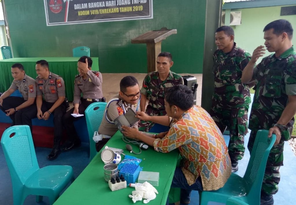 Hari Juang TNI AD, Personil Polres Enrekang Ikut Berpartisipasi Donor Darah