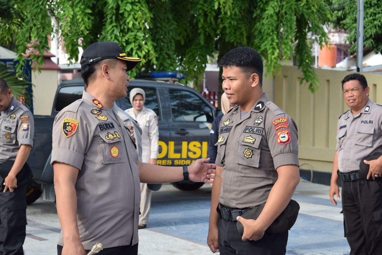 Tingkatkan Disiplin Anggotanya, Kapolres Sidrap Cek Sikap Tampan Personil 