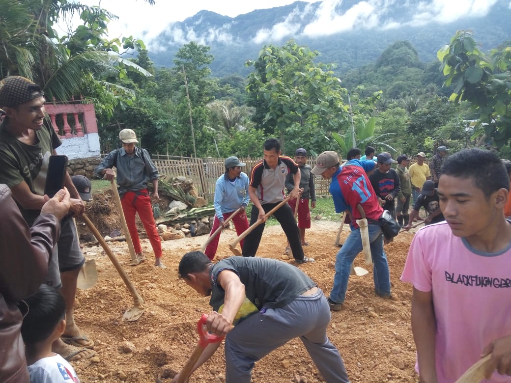 Budayakan Gotong Royong Bersama Warga Dua Desa, Kapolsek Tondong Tallasa Perbaiki Jalan