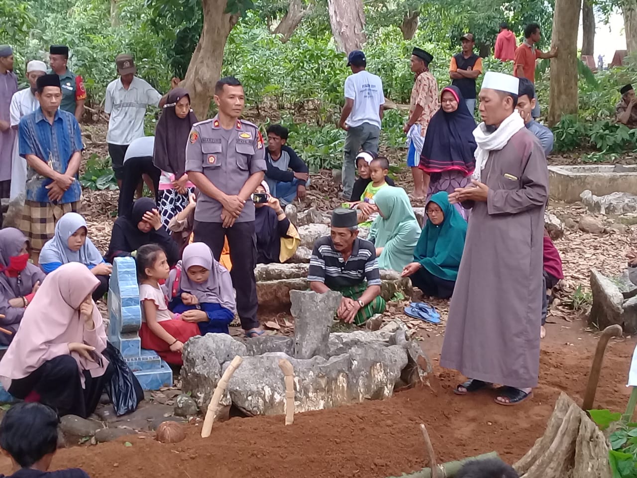 Tak Hanya Datang Melayat, Kapolsek Ini Juga Antar Jenazah Sampai Kepemakaman