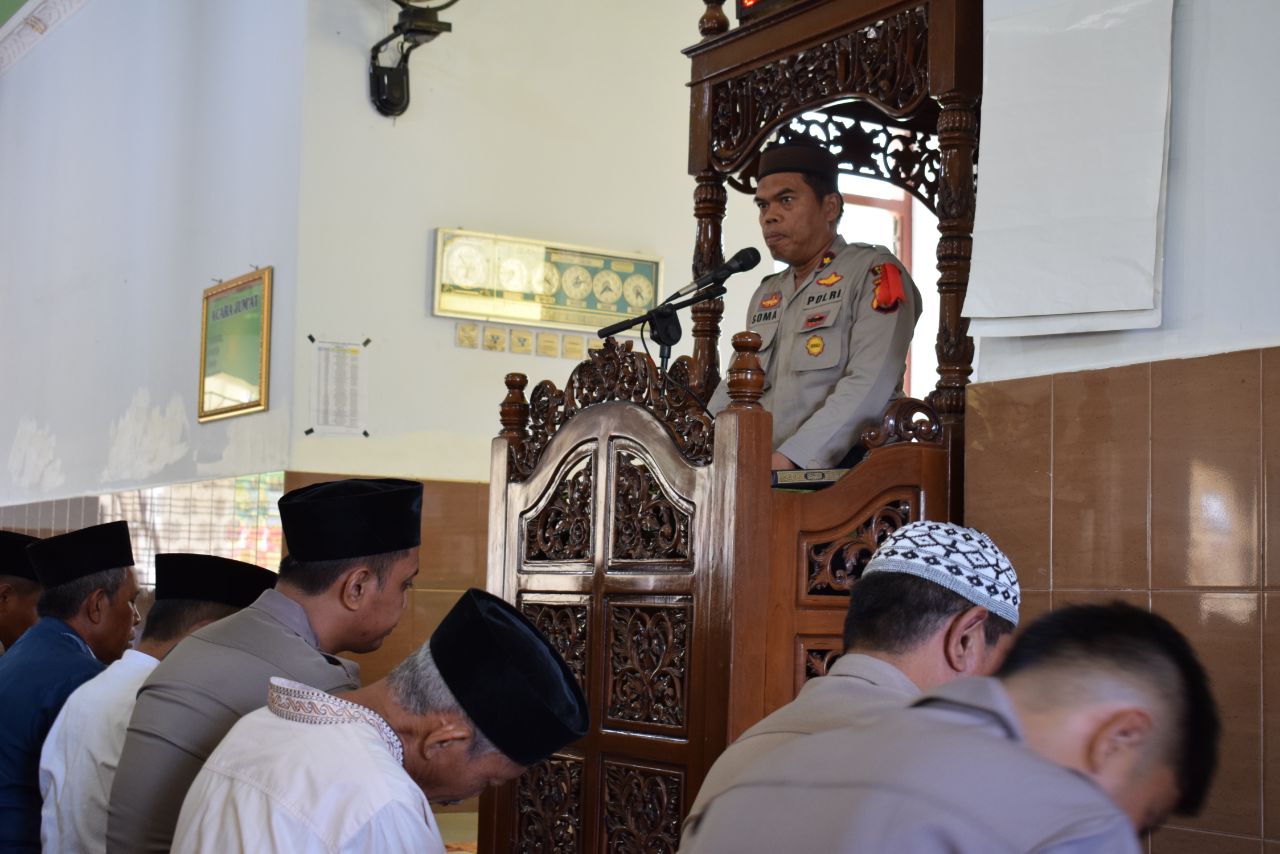 Kebersamaan dengan Masyarakat, Polres Sidrap Giatkan Safari Shalat Jumat