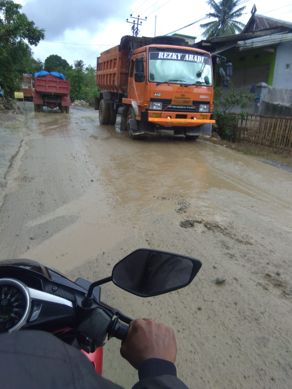 Jalanan Licin di Barru Membahayakan Pengguna Jalan. Ini Lokasinya…