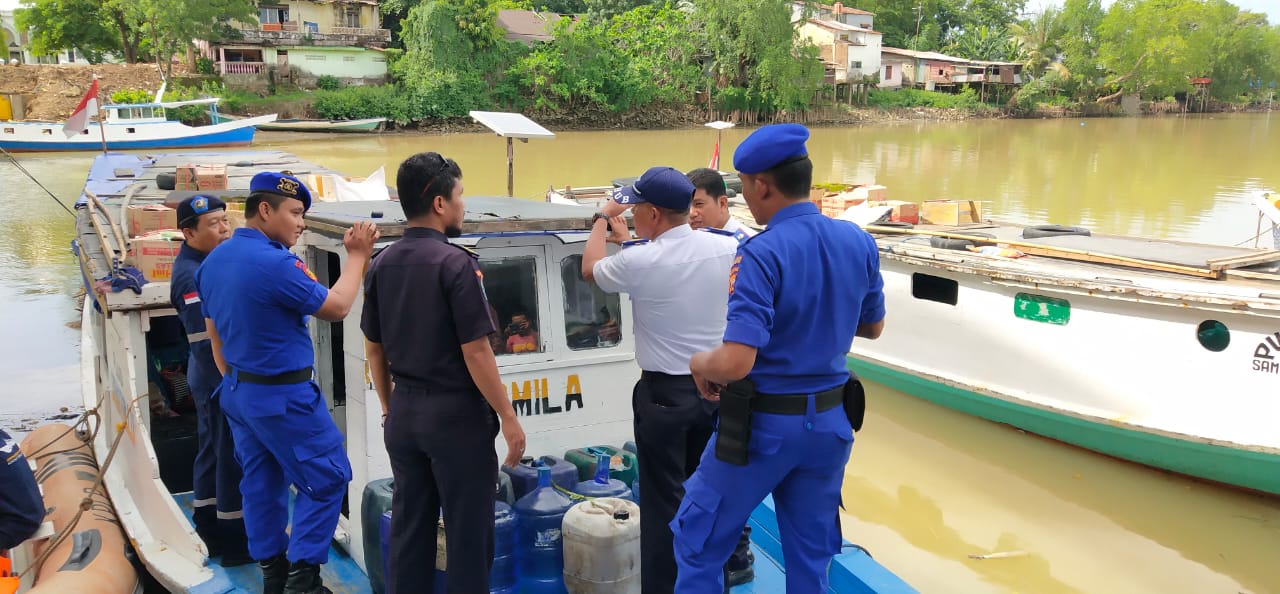 Penuhi Standar KNKT, Satpolair Polres Pangkep Periksa Dokumen Kapal Nelayan Di Sungai Kali Bersih