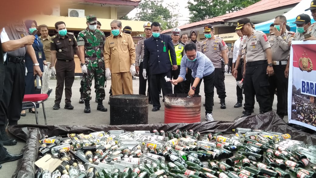 Mantap,! Ketua PWI Sidrap-Enrekang Turut Serta Pecahkan Botol Miras