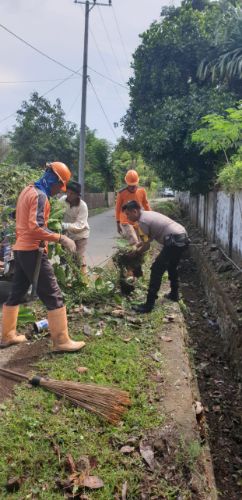 Ikut Bersihkan Sampah dan Selokan Cara Personil Polres Pangkep Peduli Lingkungan