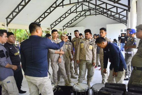 Personil Satpol PP Pangkep Berguru Korsik Marchind Band ke Sidrap