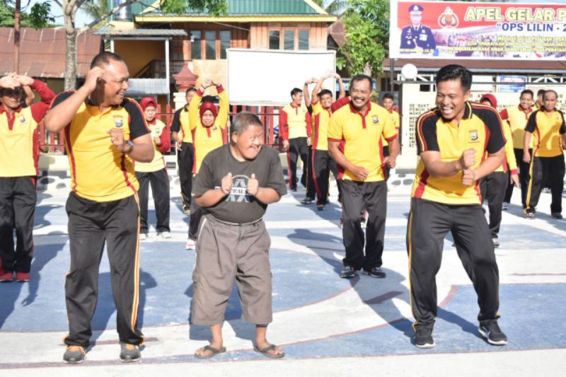 Ajak Berolahraga dan Makan, Cara Kapolres Sidrap Pedulikan Penyandang Disabilitas