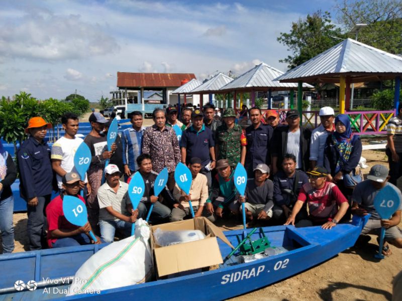 Tingkatkan Ekonomi Nelayan Pesisir Danau, Bupati Sidrap Bantu 3 Kebutuhan Nelayan