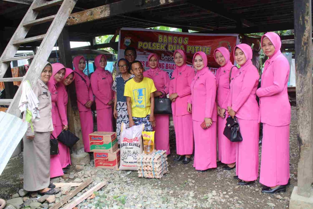 Bersama Bhayangkari Ranting Dua Pitue, Personil Polsek Dua Pitue Gelar Baksos