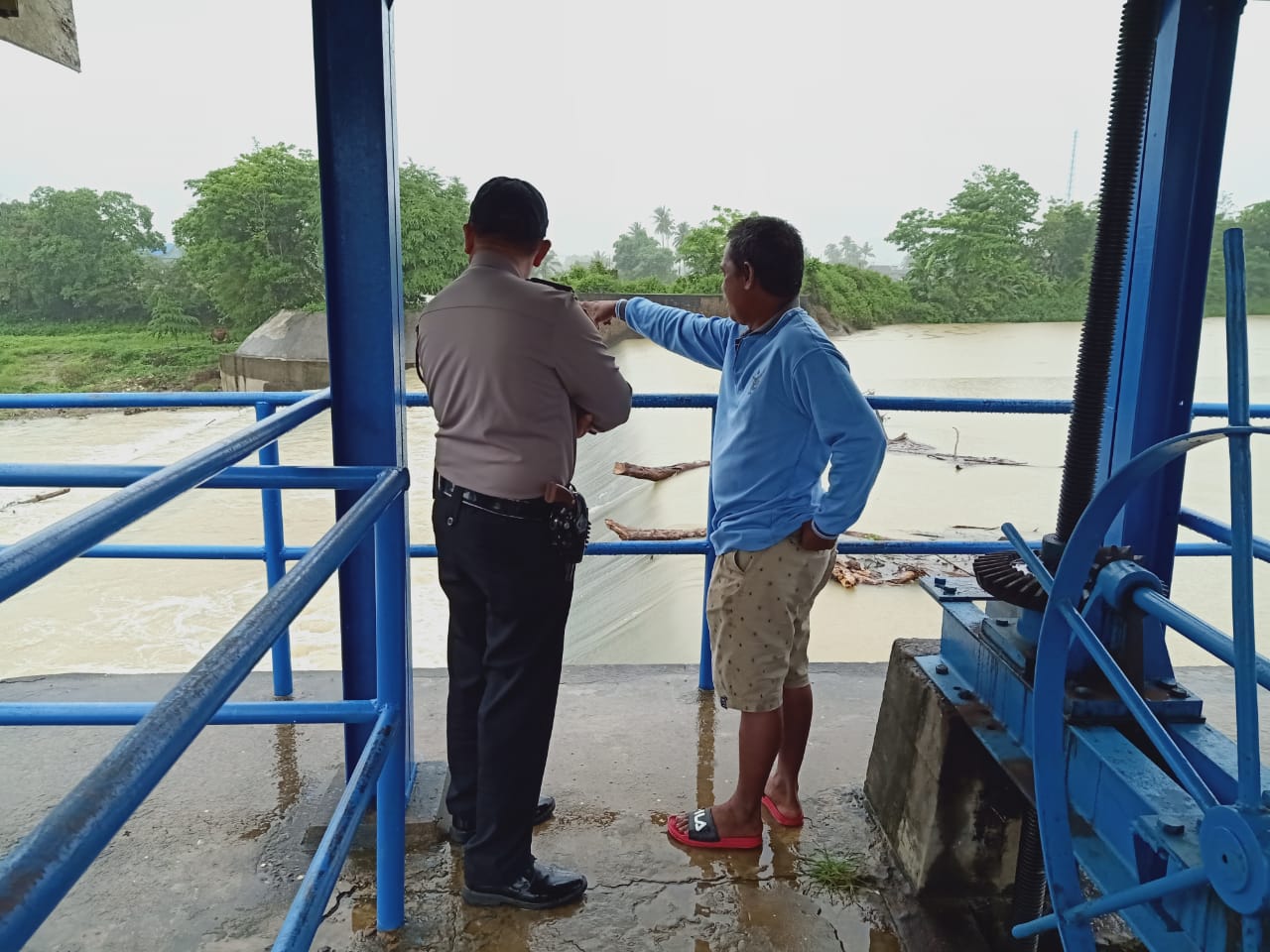 Curah Hujan Meningkat, Bhabinkamtibmas Ma’rang Aktif Pantau Debit Air di Bendungan Padaelo