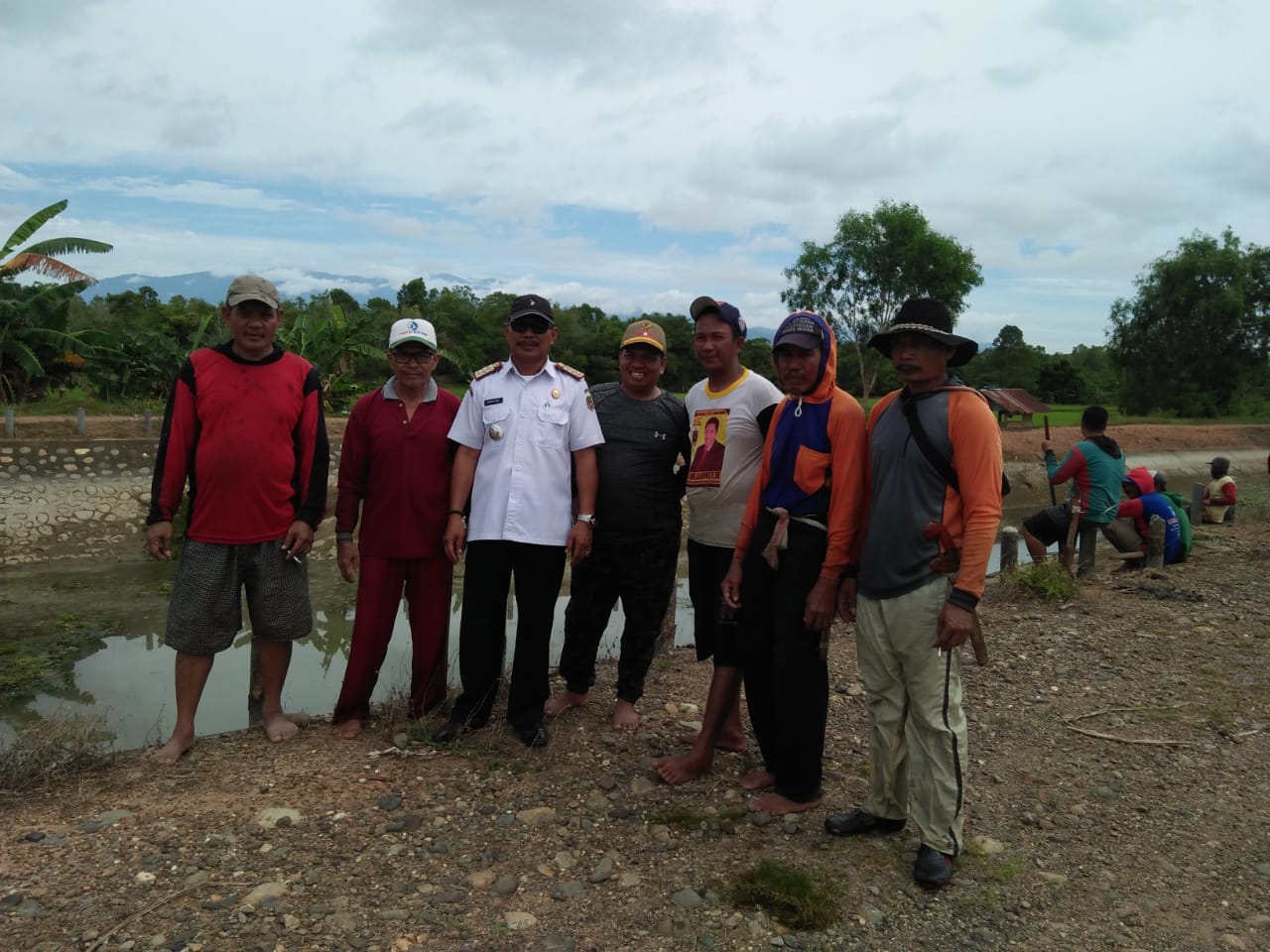 Agar Air Ke Sawah Lancar, Camat Dua Pitue Bersama Koptan Lakukan Pembersihan Saluran Irigasi