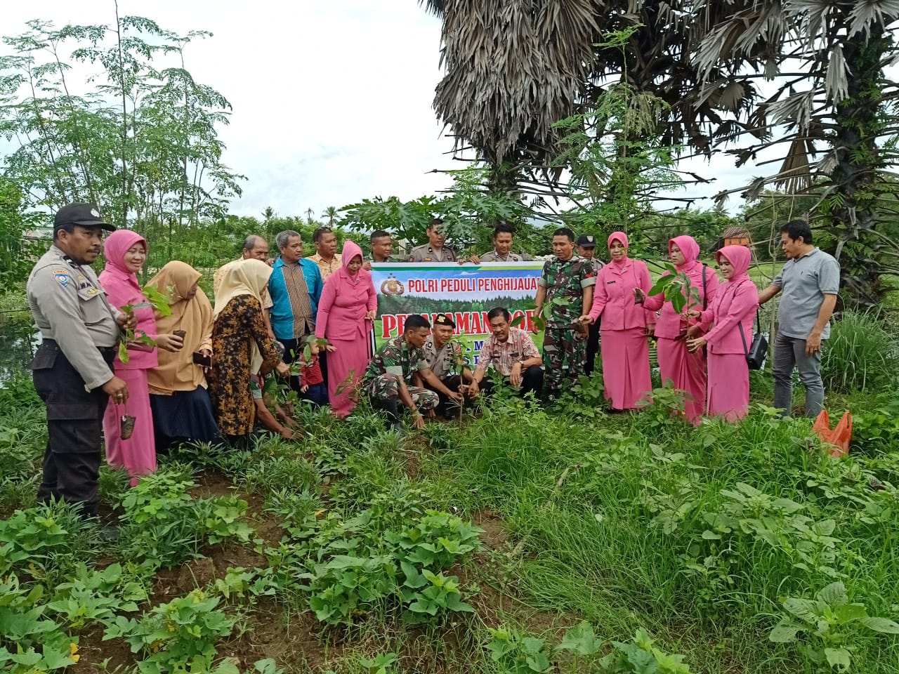 Peduli Lingkungan, Polsek dan Koramil Marang Tanam Pohon